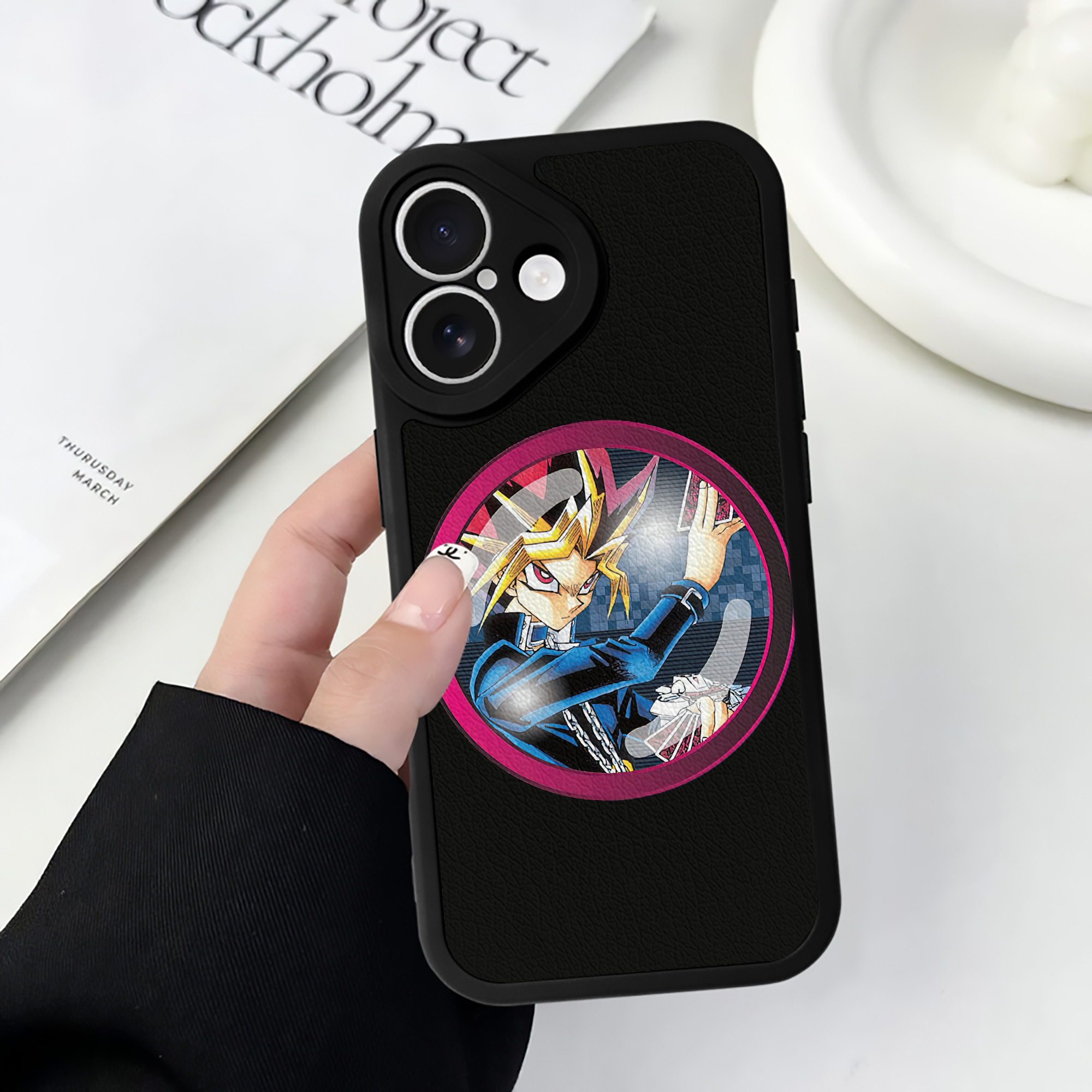 遊☆戯☆王 Yu-Gi-Oh! 【iPhone 16シリーズ対応】シリコンスマホケース（レザー調） 材質：シリコン